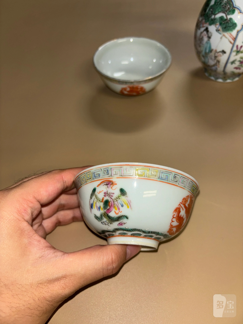 清 粉彩人物纹瓶、粉彩龙凤纹杯一组三件 - 图12